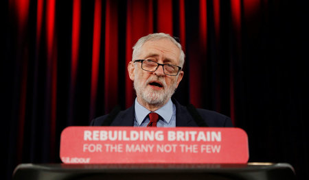Für die Vielen: Labour-Chef Jeremy Corbyn hält eine Rede in Hast...