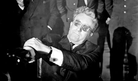 Dr. Seltsam (Peter Sellers) hat Probleme mit seinem »führerlosen... Dr. Seltsam (Peter Sellers) hat Probleme mit seinem »führerlosen...