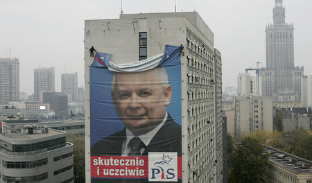 »Effektiv und ehrlich«: Werbeplakat mit dem Konterfei von PiS-Ch... »Effektiv und ehrlich«: Werbeplakat mit dem Konterfei von PiS-Ch...