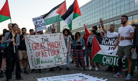 Demonstranten mit BDS-Transparenten im Mai 2018 in Berlin-Neuköl... Demonstranten mit BDS-Transparenten im Mai 2018 in Berlin-Neuköl...