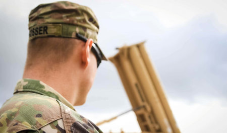 Guam, 26. Oktober 2017: Ein Offizier der US-Armee inspiziert ein... Guam, 26. Oktober 2017: Ein Offizier der US-Armee inspiziert ein...