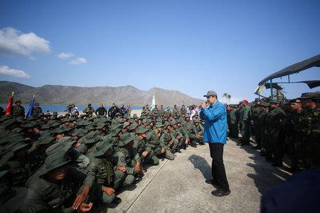 Venezuelas Präsident Nicolás Maduro mit Soldaten am Sonntag in T...