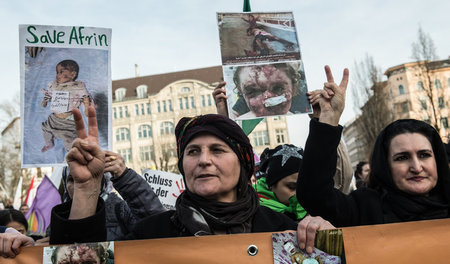 Demonstranten in Berlin gegen den türkischen Angriff auf Afrin (...
