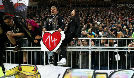 Ohne Frauen läuft auch im Herrenfußball nichts: Hier protestiere...