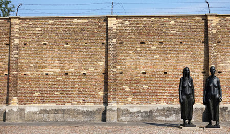Die »Mauer der Nationen« auf dem Gelände des ehemaligen Frauen-K...
