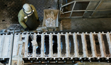 Arbeiter am Fließband in einem Rusal-Werk in Krasnojarsk (3.10.2... Arbeiter am Fließband in einem Rusal-Werk in Krasnojarsk (3.10.2...