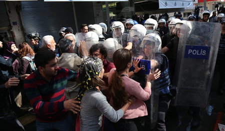 Gegen Erdogans Willkür: Demonstration in Diyarbakir nach Absetzu...