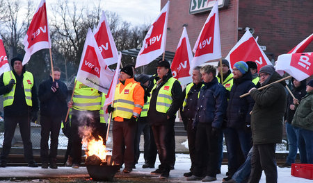 Verdi-Gelbwesten: Streikende Beschäftigte der Verkehrsbetriebe a... Verdi-Gelbwesten: Streikende Beschäftigte der Verkehrsbetriebe a...