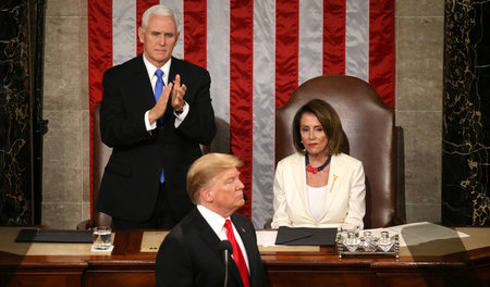 US-Präsident Donald Trump (vorne) nach seiner Rede vor dem Kongr... US-Präsident Donald Trump (vorne) nach seiner Rede vor dem Kongr...
