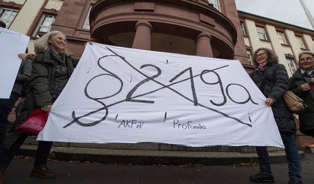 Solidarität mit kriminalisierter Ärztin: Demonstration vor dem A... Solidarität mit kriminalisierter Ärztin: Demonstration vor dem A...