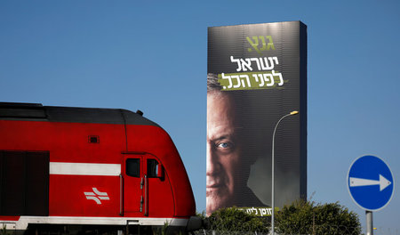»Israel vor allem anderen«: Wahlplakat von Netanjahus stärkstem ... »Israel vor allem anderen«: Wahlplakat von Netanjahus stärkstem ...
