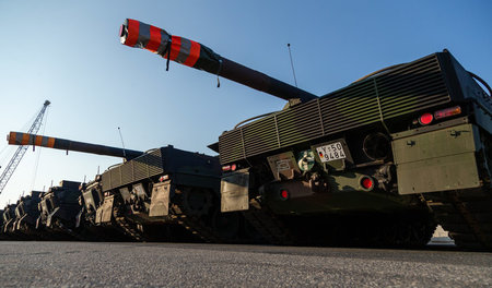 »Leopard«-Panzer warten auf ihren Einsatz beim NATO-Großmanöver ...