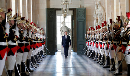 Monarchisches Gehabe: Frankreichs Präsident am 9. Juli 2018 in V...
