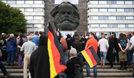 Entdecke den Fehler. Demonstranten des Bündnisses Pro Chemnitz a...