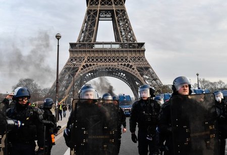 Der französische Staat rüstet sich immer stärker gegen die Prote...