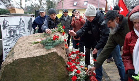 Gedenkkundgebung an der ehemaligen Thälmann-Gedenkstätte in Zieg... Gedenkkundgebung an der ehemaligen Thälmann-Gedenkstätte in Zieg...