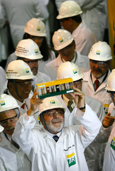 Brasiliens Präsident »Lula« da Silva mit Proben von Biodiesel Brasiliens Präsident »Lula« da Silva mit Proben von Biodiesel