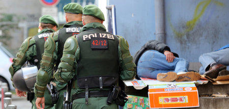 Polizisten patrouillieren im Hamburger Stadtteil St. Georg, währ...