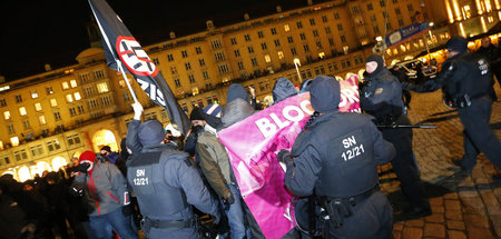 Polizeikräfte schirmen Gegendemonstranten einer AfD-»Gedenkveran