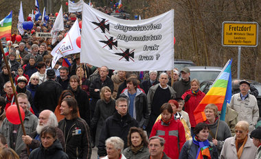 Nein zum Bombodrom – Demonstration am Ostersonntag 2007 im brand... Nein zum Bombodrom – Demonstration am Ostersonntag 2007 im brand...