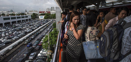 Allgegenwärtiges Gedränge: Haltestelle des »Skytrain« in Bangkok