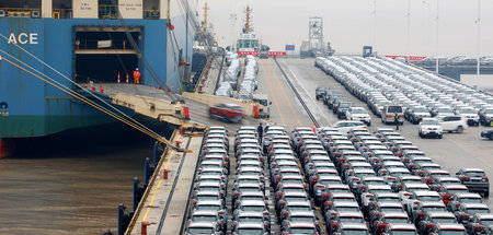 Der Welthandel nimmt ab. Chinesische Autos der Firma »Geely« wer...