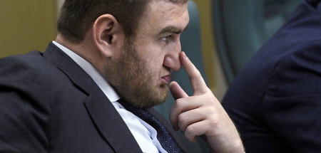 Rauf Araschukow vor seiner Verhaftung im russischen Parlament (M...