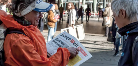 jW-Verteilaktion am Hackeschen Markt in Berlin (1. Mai 2018)