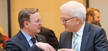 Bodo Ramelow (Die Linke, l.), Ministerpräsident in Thüringen, un...