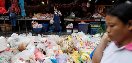 Berg von Abfall inmitten eines Marktes in Bangkok (März 2018) Berg von Abfall inmitten eines Marktes in Bangkok (März 2018)