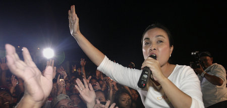 Senatorin Loren Legarda singt für ihre Anhänger (Malolos City, A... Senatorin Loren Legarda singt für ihre Anhänger (Malolos City, A...