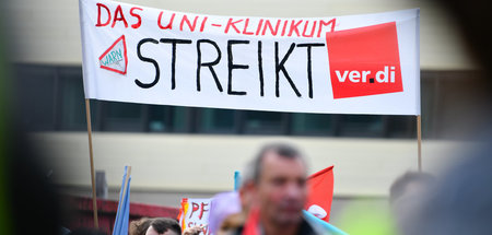 Streikkundgebung während der Tarifauseinandersetzung für mehr Pe...