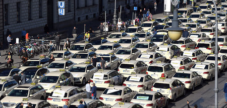 Taxis stehen während einer Kundgebung auf der Ludwigstraße in Mü...
