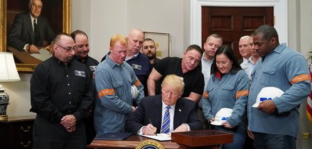 Gut inszeniert – der »Arbeiterpräsident« Donald Trump unterzeich...