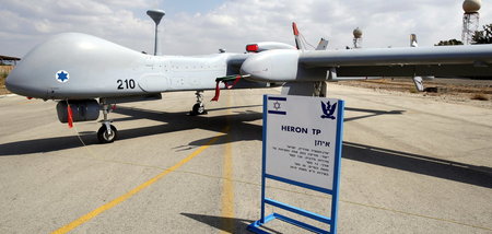 Eine Drohne des Typs »Heron TP« auf der Luftwaffenbasis Tel Nof ... Eine Drohne des Typs »Heron TP« auf der Luftwaffenbasis Tel Nof ...