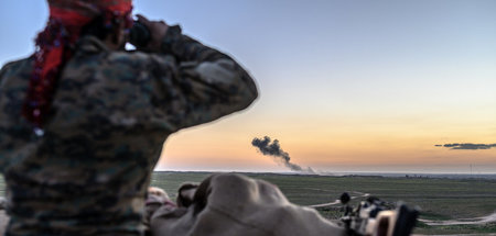 Ein SDK-Soldat beobachtet am Dienstag mit Fernglas das umkämpfte... Ein SDK-Soldat beobachtet am Dienstag mit Fernglas das umkämpfte...