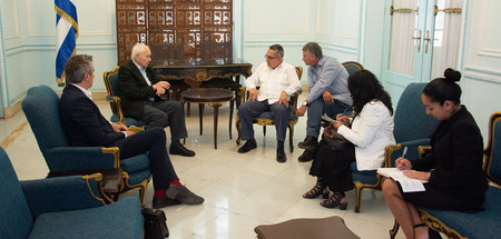 Hans Modrow im kubanischen Außenministerium in Havanna mit dem 1...