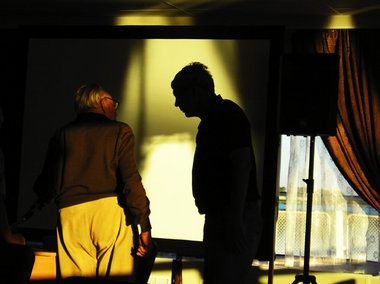 Trostgestalt Egon Bahr von hinten, Eckhard Henscheid im Schatten Trostgestalt Egon Bahr von hinten, Eckhard Henscheid im Schatten