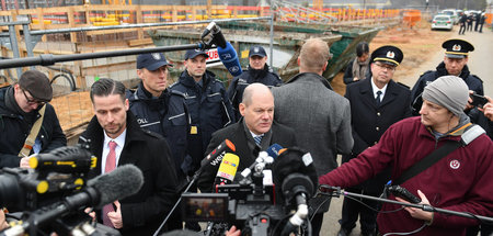 Bundesfinanzminister Olaf Scholz (SPD) bei einem Einsatz des Zol... Bundesfinanzminister Olaf Scholz (SPD) bei einem Einsatz des Zol...