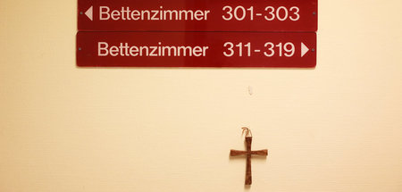Der Herr sieht alles: Kreuz in einem kirchlichen Krankenhaus
