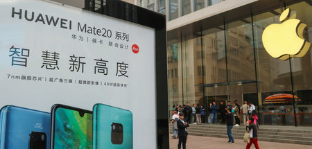 Eine Reklametafel für Huawei vor einem Apple Store in Shanghai (...