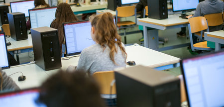 Einsam vor dem Bildschirm – demnächst auch in der Schule: Digita...