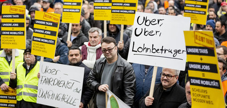 Protest_von_Taxifahr_60401220.jpg