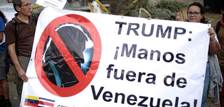 »Trump: Hände weg von Venezuela«, fordern Demonstranten am Mittw...