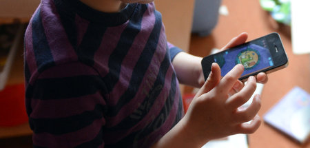 Kind_mit_Smartphone_58731047.jpg