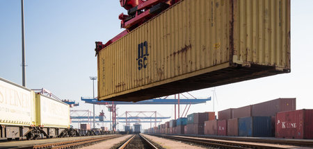Der Containerumschlag im Hamburger Hafen geht zurück. Landseitig...