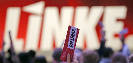 Delegierte der Linkspartei stimmen auf dem Parteitag (vom 22. bi