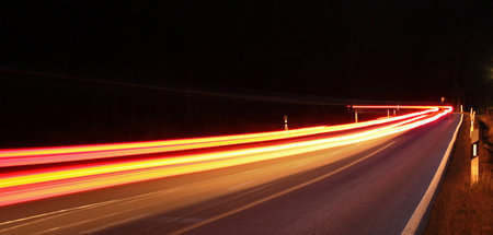 Langzeitbelichtung an einer Landstraße