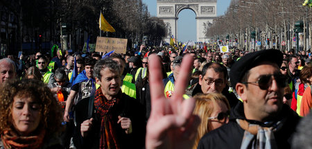 »Gelbwesten« und andere Protestierende am Samstag in Paris vor d...