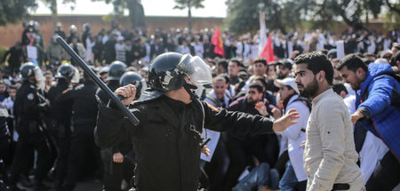 Einsatzkräfte gehen am Mittwoch in Rabat gegen Demonstranten vor
